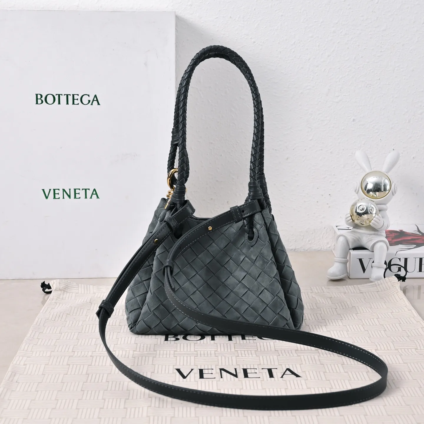 Batch 1760 BV's new intrecciato suede woven leather shoulder bag. It comes with a detachable cross-body strap. It comes with a mini bag inside. The appearance retains the unique design of BV woven. The parachute bag is a bag that makes people excited before seeing the actual thing. The small gold knot embellishment is full of simple and high-end sense to meet your needs in different occasions. Model: 6569 Size: 21X17X16.5cm